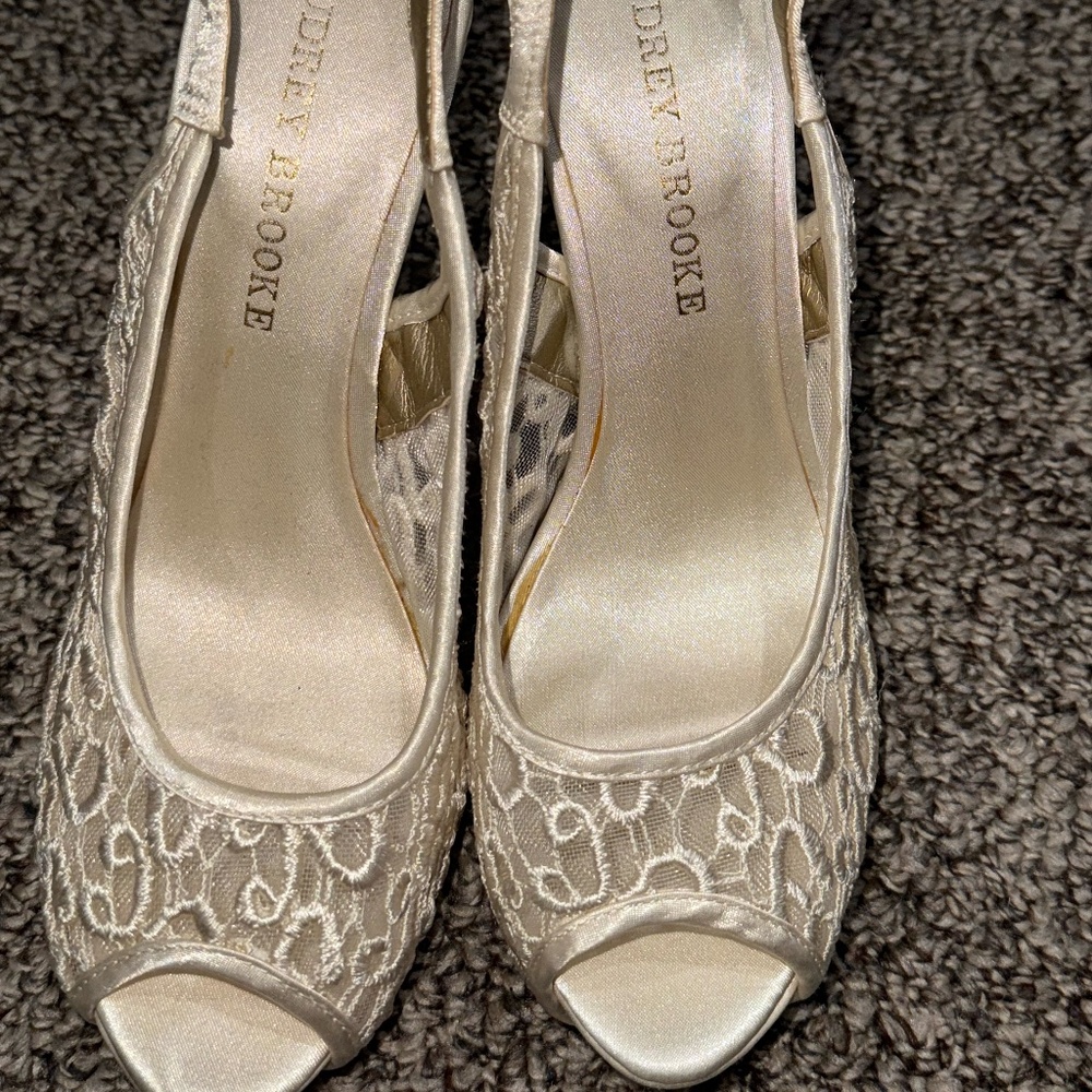 Audrey Brooke lace peep toe pump-Excellent condition
